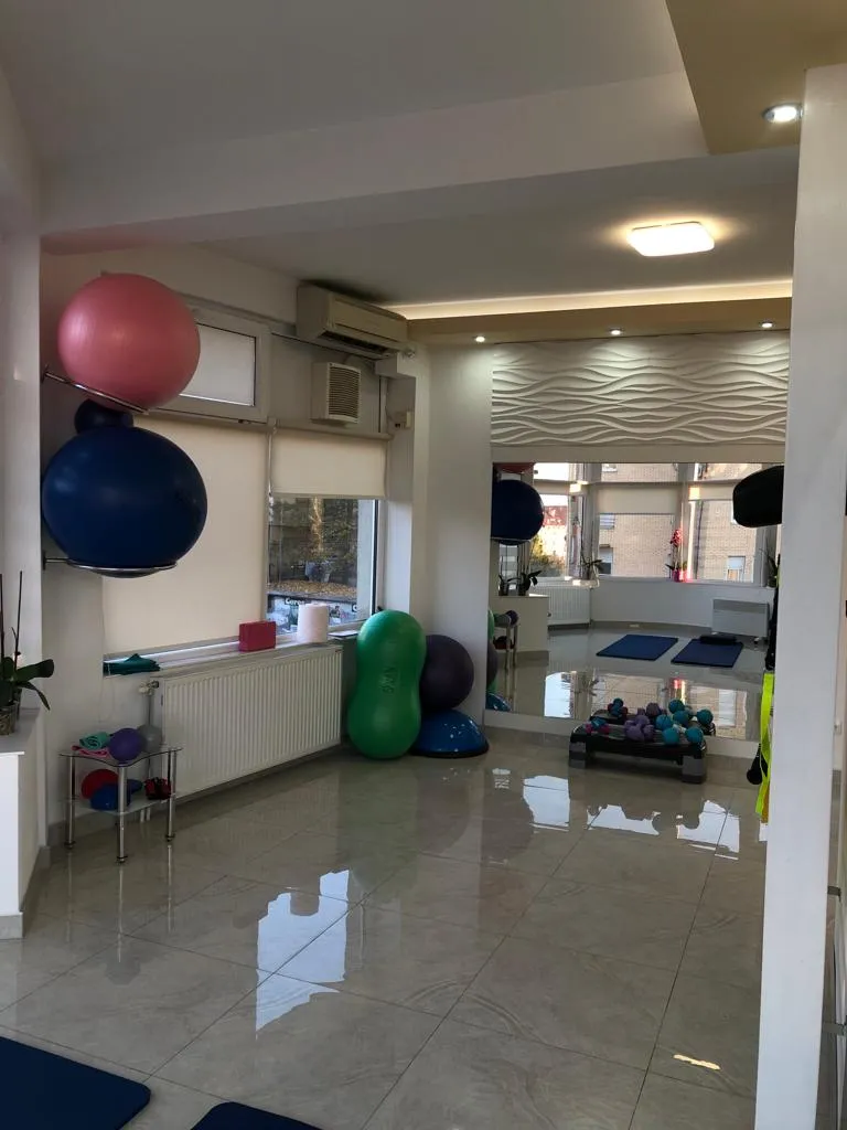 Sala sa loptama, ogledalom i opremom za vežbe