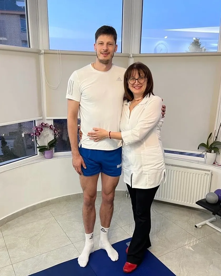 Doktorka sa sportistom u sali ordinacije